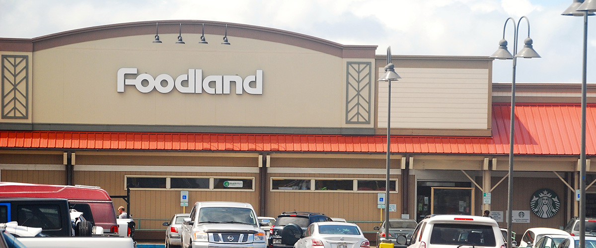Front entrance to Foodland grocery store